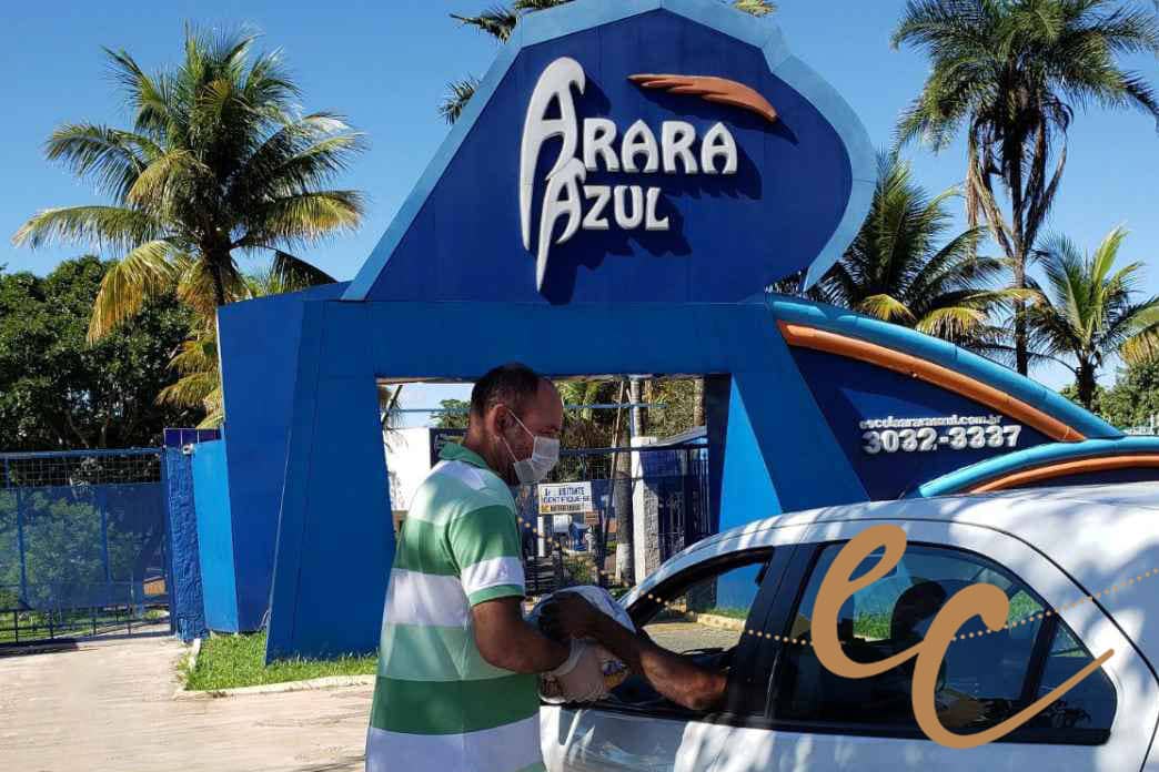 Drive-thru solidário na Escola Arara Azul